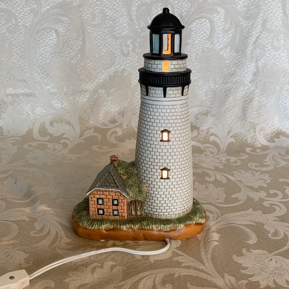 St Simons Island Lighthouse , lamp with switched cord hand painted - Picture 4 of 9
